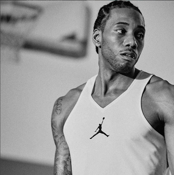 危险动作波姐扑地抢球 险些压到理查德森的脚踝（波姐飞身倒地抢球上演高危动作，险些压到理查德森脚踝）