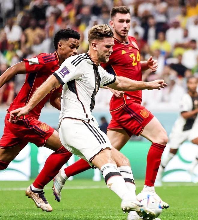 半场战报：科隆0-0圣保利（半场快讯：科隆与圣保利战成0-0）