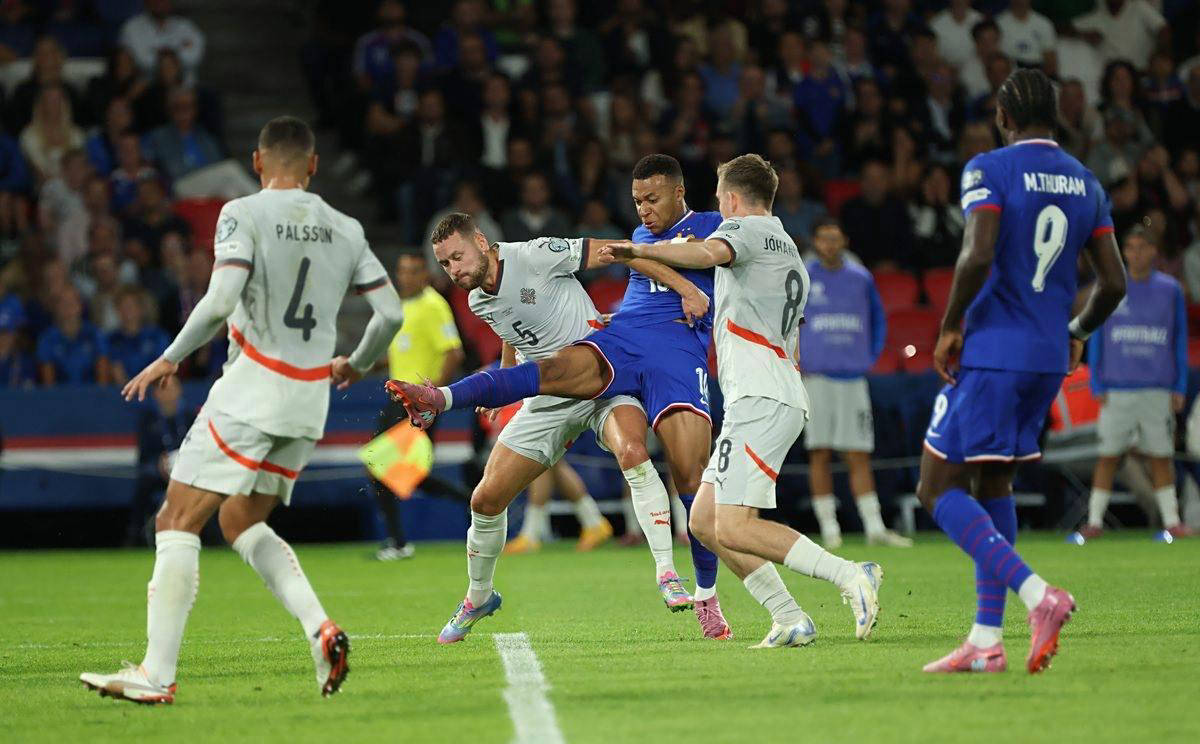 拉梅洛·鲍尔，这位NBA新星在联盟中以其独特的个性和风格而备受关注。（NBA新星拉梅洛·鲍尔凭借独特个性与打法备受瞩目）