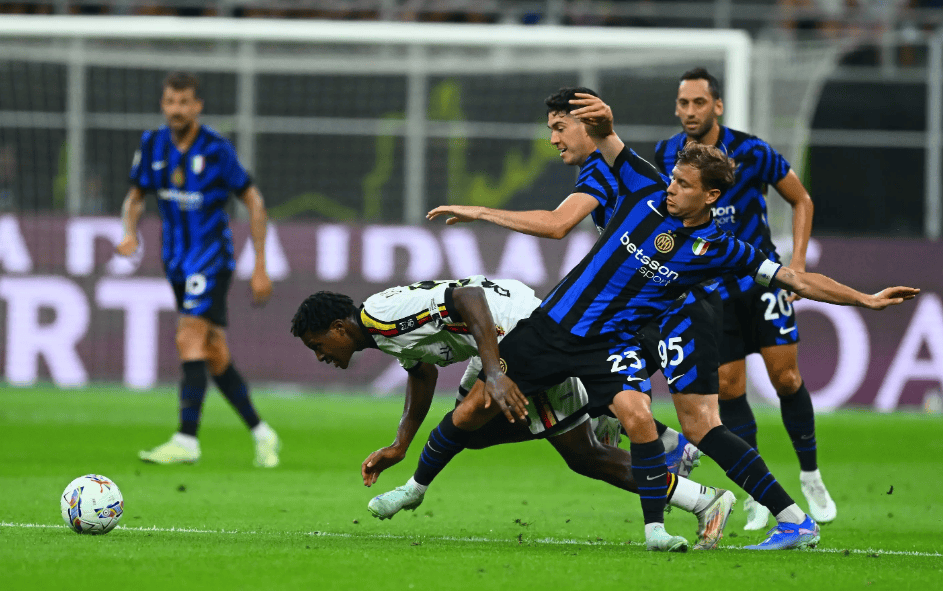 英超15轮阿森纳1-2负维拉仍居榜首，曼城3-0胜桑德兰紧追（英超第15轮：阿森纳1-2负维拉仍居首位，曼城3-0击败桑德兰紧追）