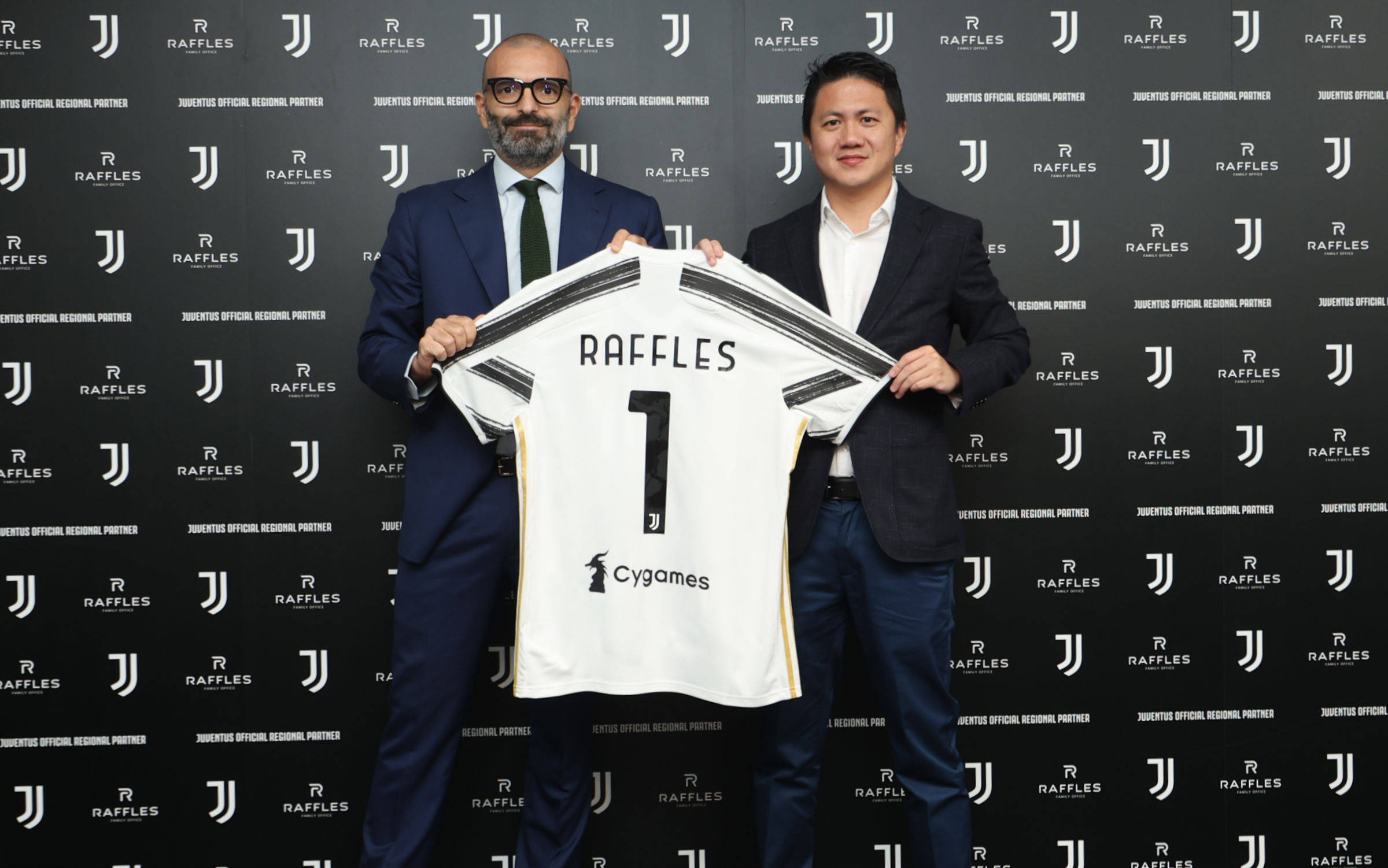 库有引力！勇士三次进攻完全展现库里引力：队友连续获得轻松机会（库里“重力”全开！勇士三回合尽显牵制，队友接连轻松得分）