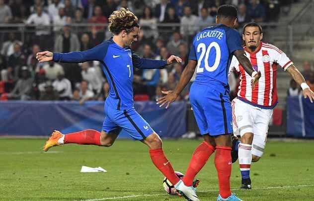 皇马推出漫威联名服饰，弗兰和卡雷拉斯进行了上身体验（皇马发布漫威联名系列，弗兰与卡雷拉斯试穿亮相）