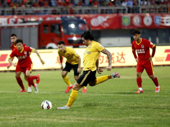 亚泰官方：寒潮来袭，长春亚泰队备战训练转至室内足球馆（亚泰官宣：受寒潮影响，长春亚泰队备战改至室内足球馆）