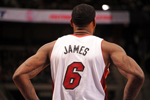 阿德尔曼：我们用琼斯去防KD阿门申京 这对双向合同球员是大责任（阿德尔曼：派双向球员琼斯对位KD、阿门、申京，责任重大）