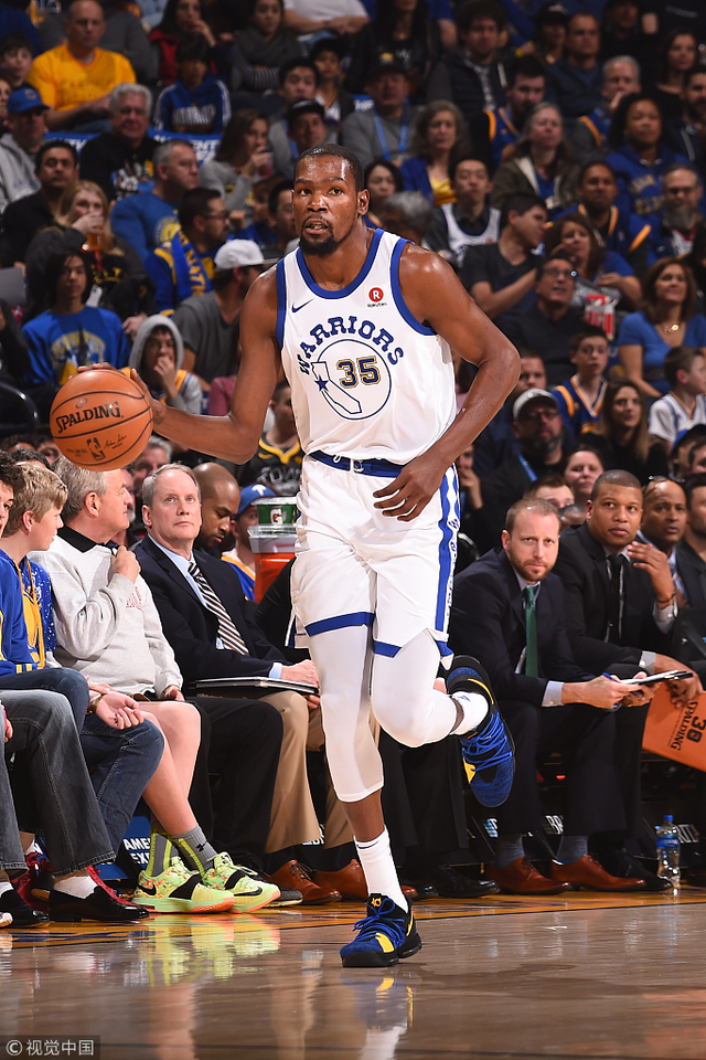 勇士新赛季名单敲定 库里领衔出战（勇士确定新季大名单 库里率队征战）