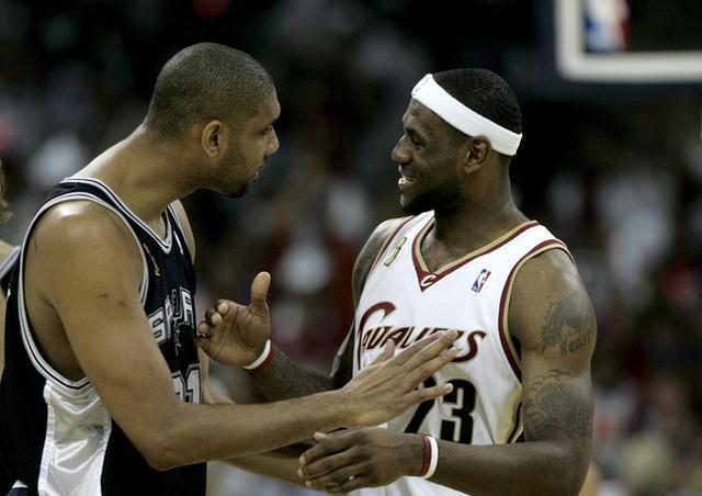 一级恶犯！迪亚巴特肘到亨特面部 调整后回到场上（肘击亨特面部！迪亚巴特被判一级恶犯，回看后重回赛场）