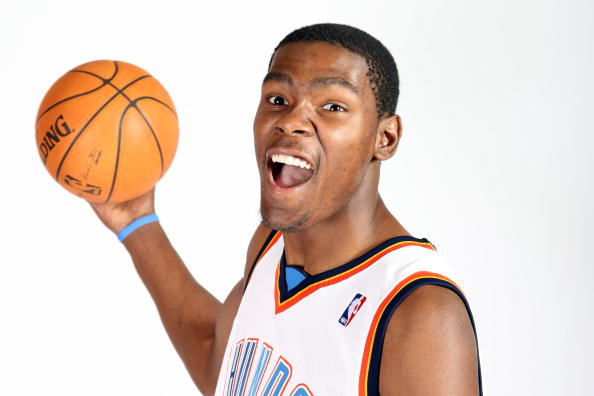 刘军帅晒海牛队与远征军合照：又在末轮完成目标，祝未来可期（刘军帅晒海牛队与远征军合影：再度在末轮达成目标，愿前路可期）